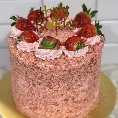 Strawberry Crunch Cake 