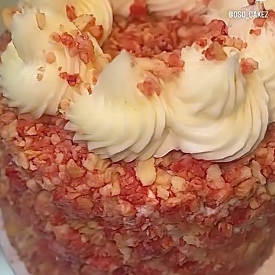 Strawberry Crunch Cake 