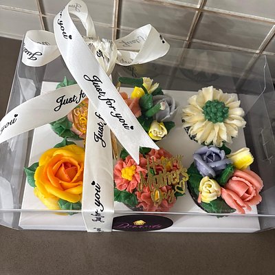 6 Classic Floral Cupcakes