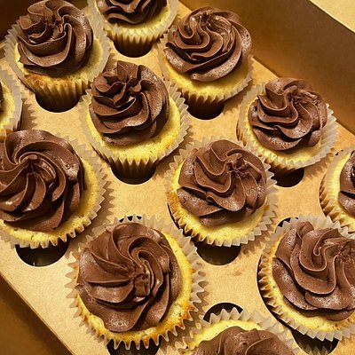 Vanilla Cupcakes With Chocolate Buttercream