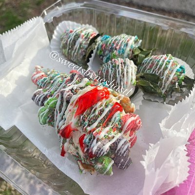 1 Waffle Cone & 4 Strawberries Combo (pick Flavor: Oops!All Berries,Cookies & Creme, Snicker , Fruity Pebble, Strawberry Crunch , Turtle , Banana Pudding Crunch , Or Oreo )