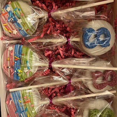 6 Custom Cake Pops 