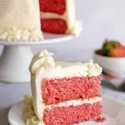 Strawberry Cake With Buttercream 