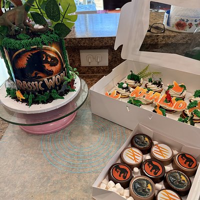 Customized Cake/cupcake Bundle 