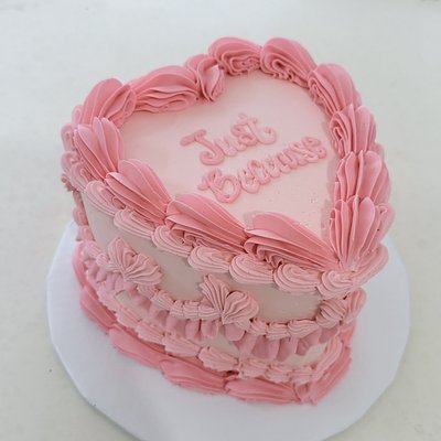  Vintage Cake 6” (8 Servings)