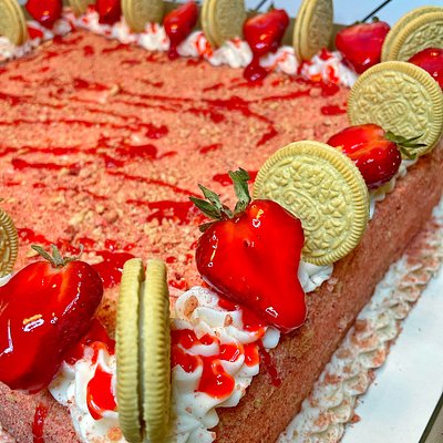 Strawberry Crunch Cake 