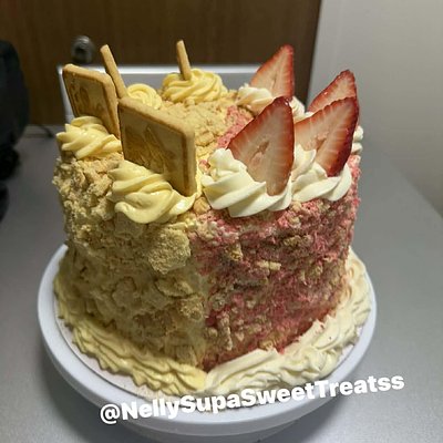 Strawberry Crunch X Banana Pudding Cake