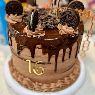 3 LAYER 8" ROUND CAKES (Feeds 16-22)