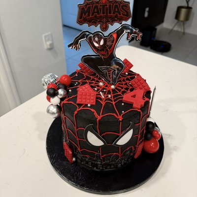 8” Round Cake / 3-Layers (Serves 26-30 | Custom Design Included)