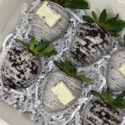 Cookies & Cream Dipped Strawberries (6)