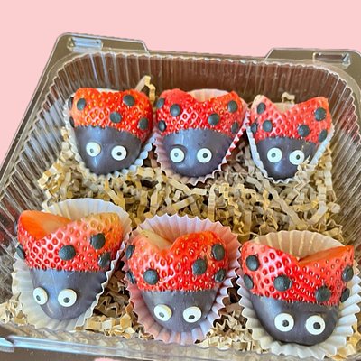 Ladybug Chocolate Covered Strawberries (per dozen)
