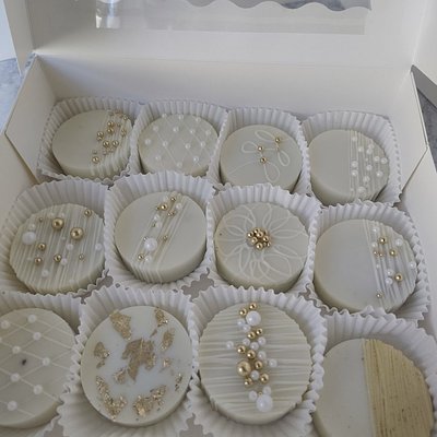 12 Decorative Dipped Oreos