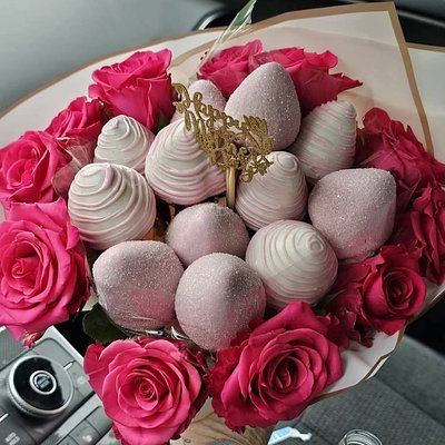 Dozen Strawberry And Roses Bouquet 