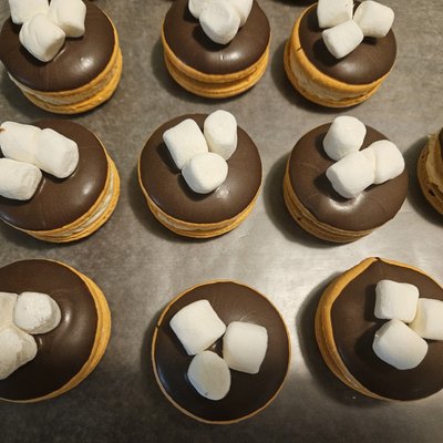 S'mores macarons, contains gluten 