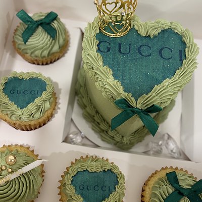 4” Tall Cake + 5 Cupcakes