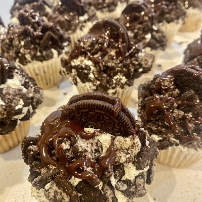 Oreo Deluxe W/ White Cake Cupcakes 