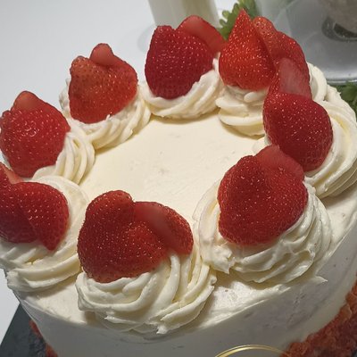 Strawberry Crumble Cake ( 8 Inch 2 Layers ) 