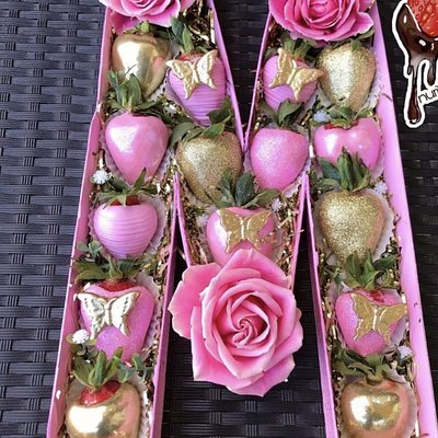 Chocolate covered strawberries( Luxury Berry Bling