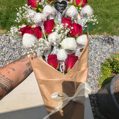 18 Ct Berry Red Roses Bouquet 