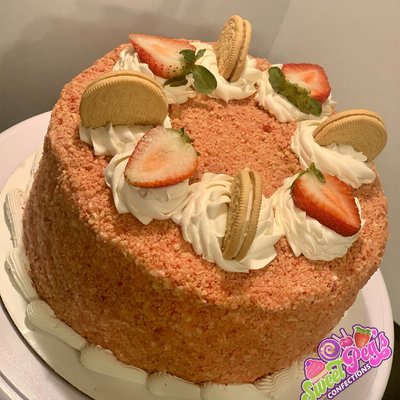 Strawberry Crunch Cake 