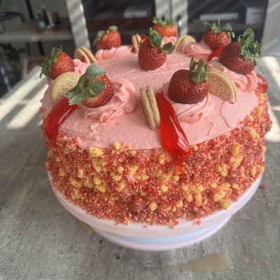 Strawberry Cheesecake Crunch Cake