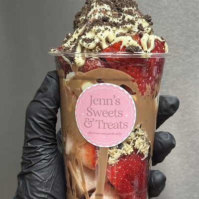 Mini Dubai Cookies & Cream Strawberry Cup