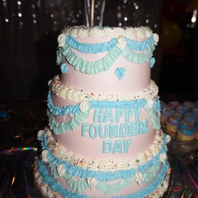 Custom Cake 🩷 (multiple tiers or different than other listings) 