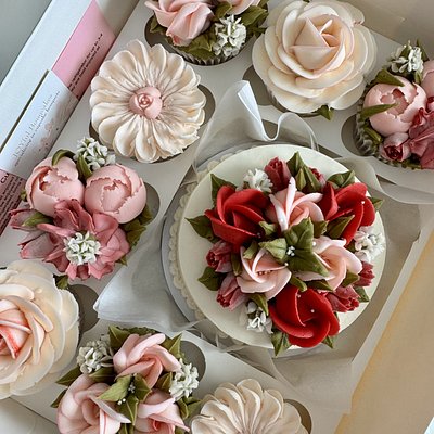 5” Single Layer Cake And 8 Cupcakes 