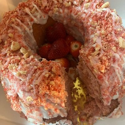 Strawberry And Cream Crunch Cake 🍓 