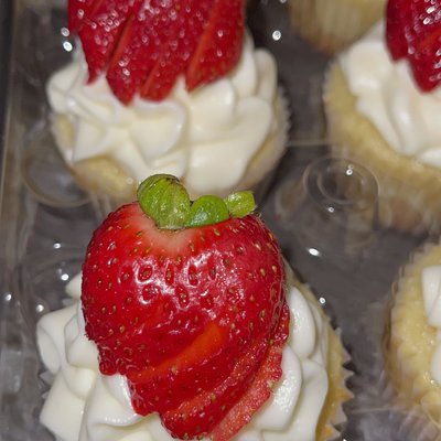 Fresh Strawberry Cupcakes 