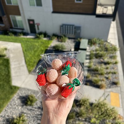 STRAWBERRIES AND CREAM SMALL GRAPE MIX