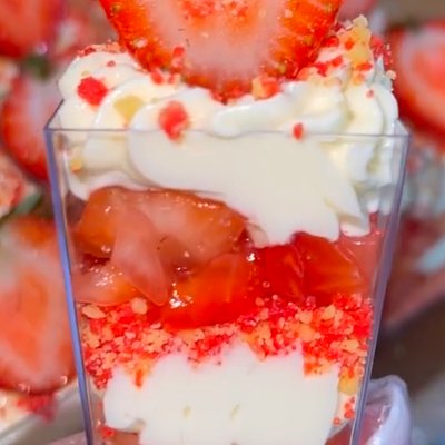 🍓 Strawberry Crumble Cheesecake Shooter (3oz)