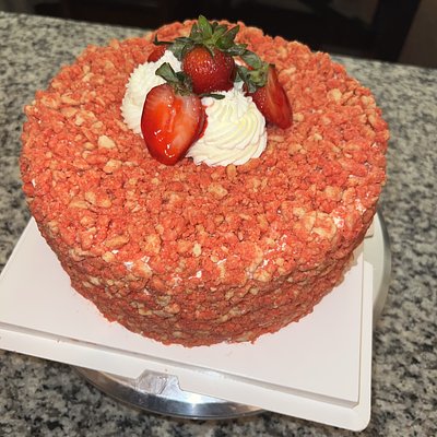 Strawberry Crunch Cake 