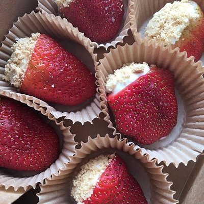 Valentine Special: Cheesecake Stuffed Strawberries