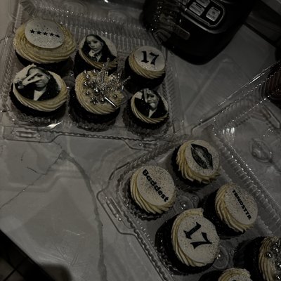12 count custom cupcakes 