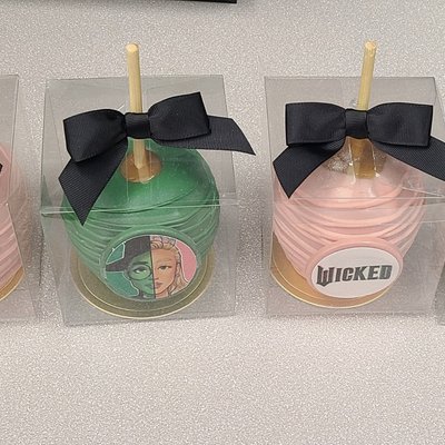 🍎 Custom Themed Caramel Apples