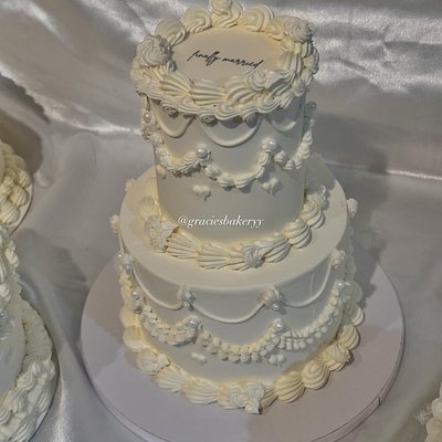 Small 2-Tiered Cake (12-16 servings)