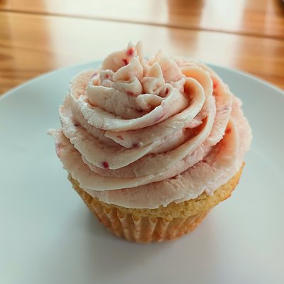Vanilla Cupcakes With Strawberry Buttercream (6 Cupcakes)