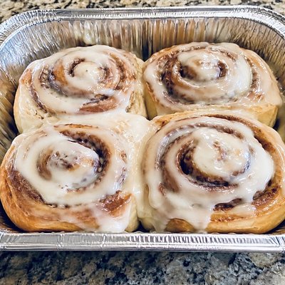 Cinnamon Rolls with Icing (4)