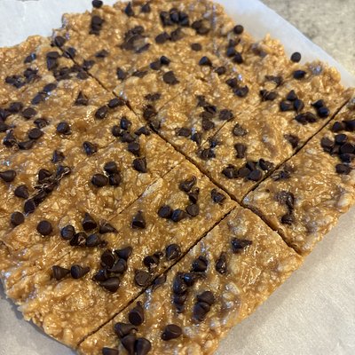 Crispy Peanut Butter Chocolate Chip Granola Bars