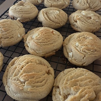 White Chip Macadamia Cookies 12-pack