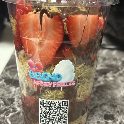 Dubai chocolate strawberry cup