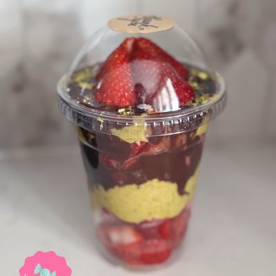 Dubai Strawberry Cups