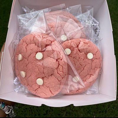 strawberry white chocolate chip (3pack) cookies