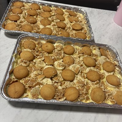 large pan banana pudding .