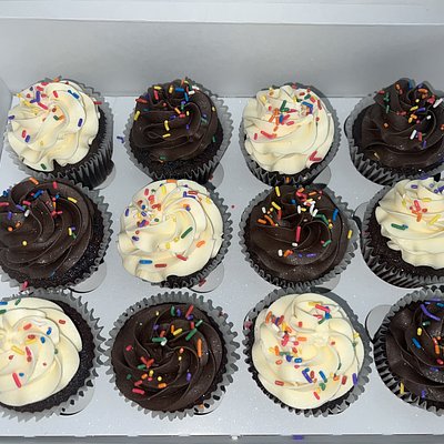 Bakery Style Cupcakes Dozen 