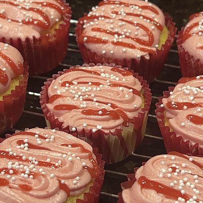 Cupcakes W/ Buttercream Frosting 