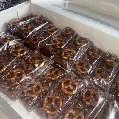 Medium Dark Chocolate Peanut Butter Pretzel Chocolate Bar