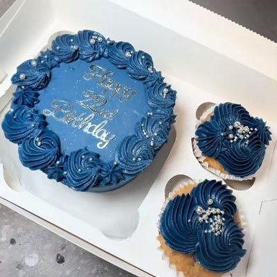 Angel’s Delight – 6” cake + 2 cupcakes