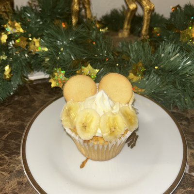 Banana Pudding Filled Banana Cupcakes!